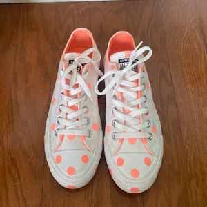 Pink polkadot low top converse
